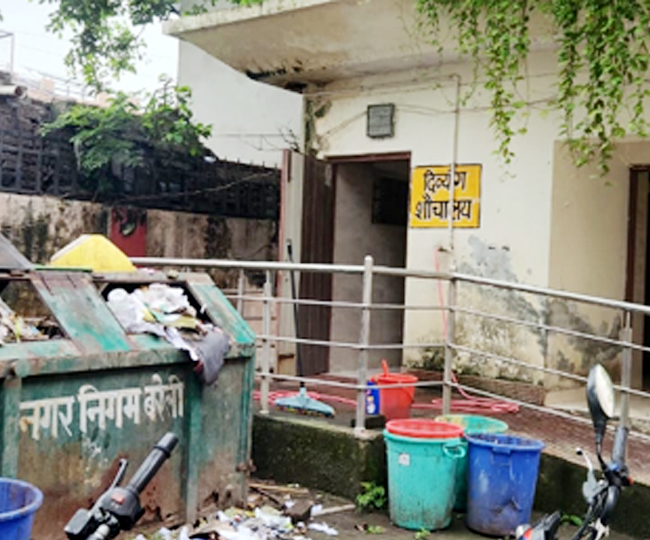 शौचालय के बाहर भी गंदगी
